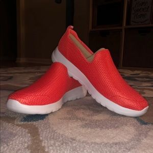 Sketchers tennis shoes